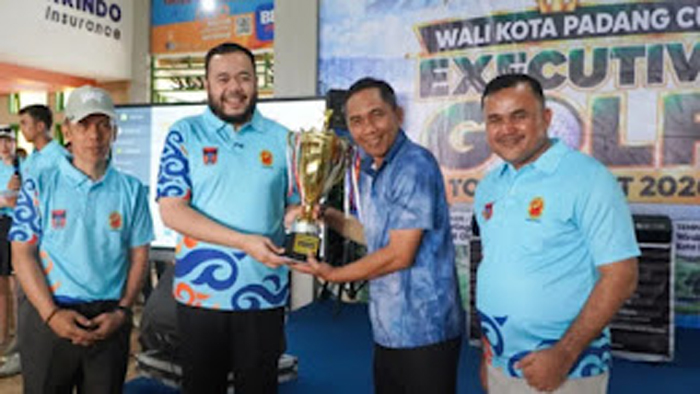 Wali Kota Padang Fadly Amran resmi menutup Cup Executive Golf Tournament 2026.