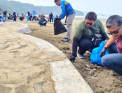 Pemko Padang Tata Kebersihan Pantai Air Manis