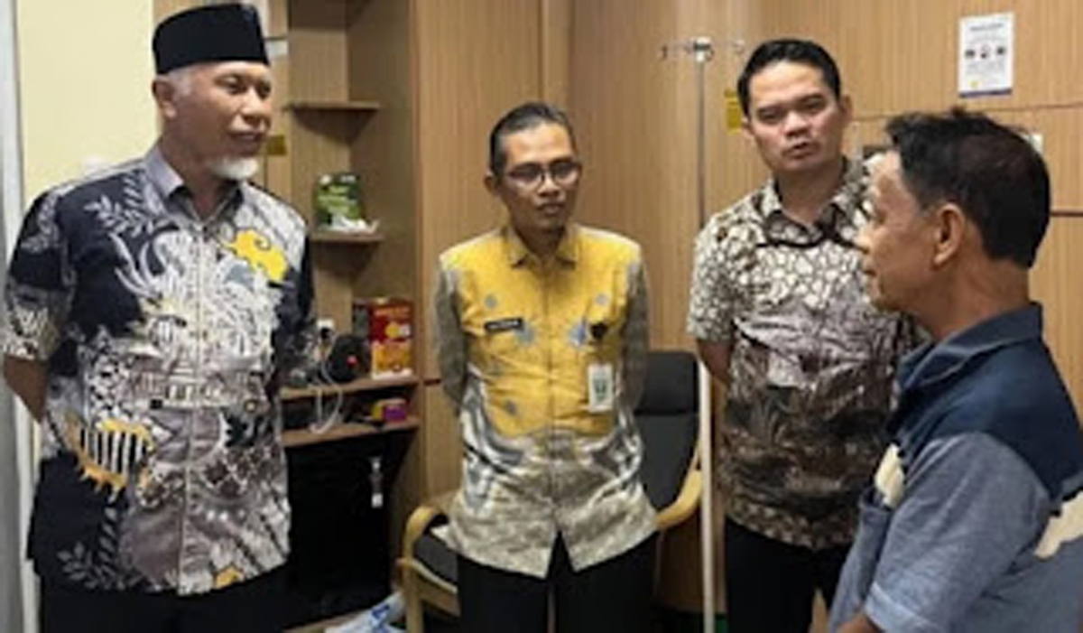 Gubernur Sumba, Mahyeldi Ansharullah menbesuk Ketua MUI Sumbar