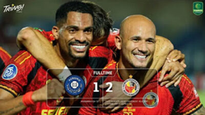 Pemain asing Semen Padang FC, Savio Roberto merayakan gol.