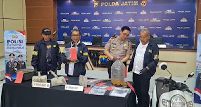 Polisi mengungkap Dwi Bagus Martono, tersangka pembunuhan istri siri dan anak.