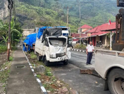 Pikap Terguling Usai Tabrak Enam Mobil