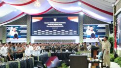Presiden Prabowo Subianto saat menyampaikan taklimat kepada 800 perwira tinggi TNI dan Polri dari seluruh Indonesia di Kompleks Istana Kepresidenan Jakarta, Rabu (7/10/2026).