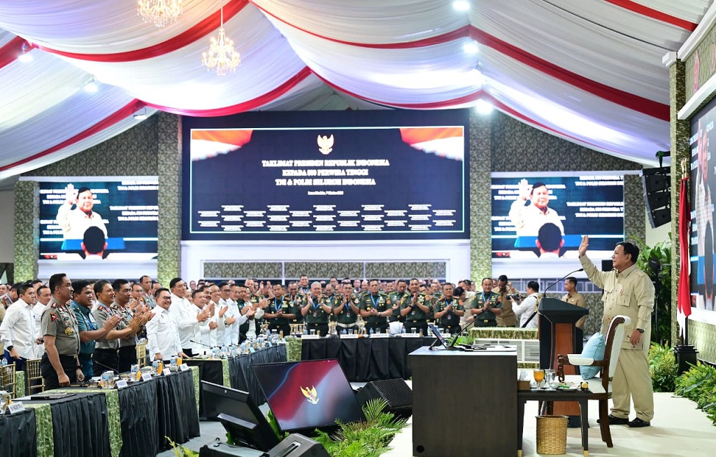 Presiden Prabowo Subianto saat menyampaikan taklimat kepada 800 perwira tinggi TNI dan Polri dari seluruh Indonesia di Kompleks Istana Kepresidenan Jakarta, Rabu (7/10/2026).