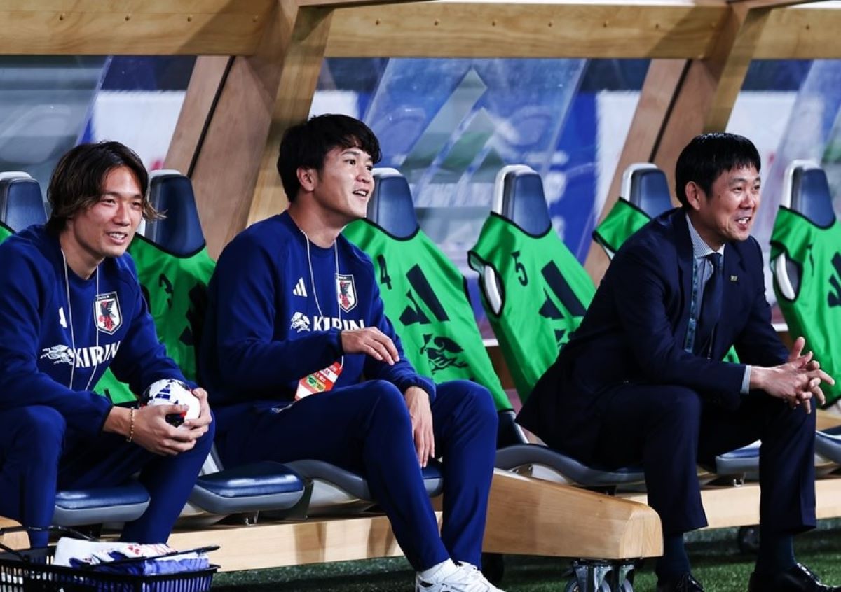 Pelatih Timnas Jepang, Hajime Moriyasu (kanan).