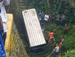 Microbus PT Sarah Terjun ke Sungai di Agam