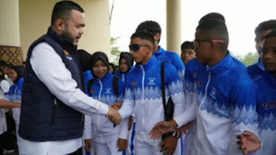 Wali Kota Padang Fadly Amran melepas atlet Kota Padang