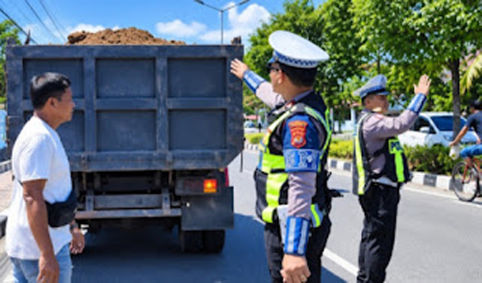 Satlantas Polresta Padang Tegur Truk Parkir Liar dan Pengangkut Pasir Tanpa Terpal.