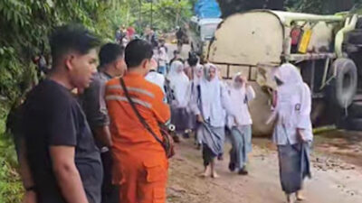 Truk Tangki CPO Rebah Kuda, Jalur Padang–Painan di Pesisir Selatan Putus Total