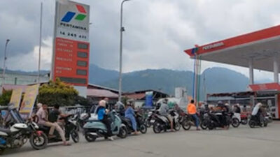 Pertamina buka suara soal antrean panjang di sejumlah SPBU.