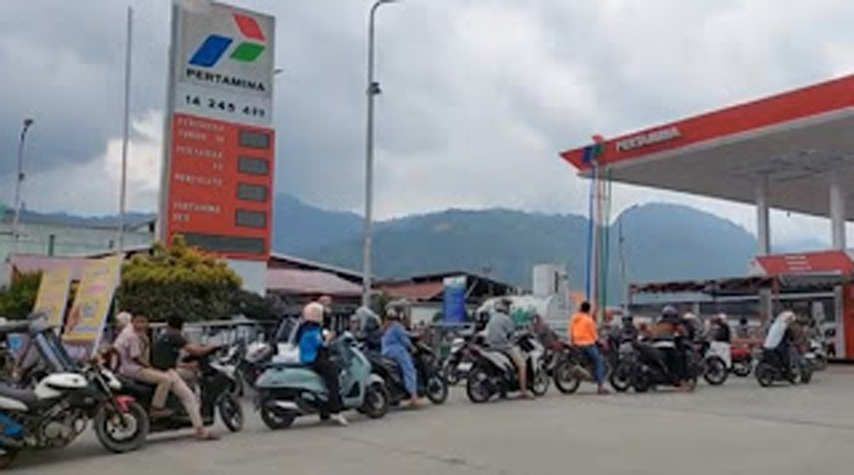 Pertamina buka suara soal antrean panjang di sejumlah SPBU.