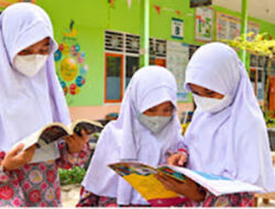 Siswa SD Qurata A’yun 3 Tetap Belajar di Tengah Kabut Asap
