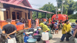 BPBD Padang menyalurkan air bersih kepada warga usai bencana banjir pada Minggu (11/10).