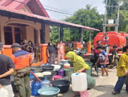 BPBD Padang Bantu Warga Terdampak Banjir dengan Air Bersih