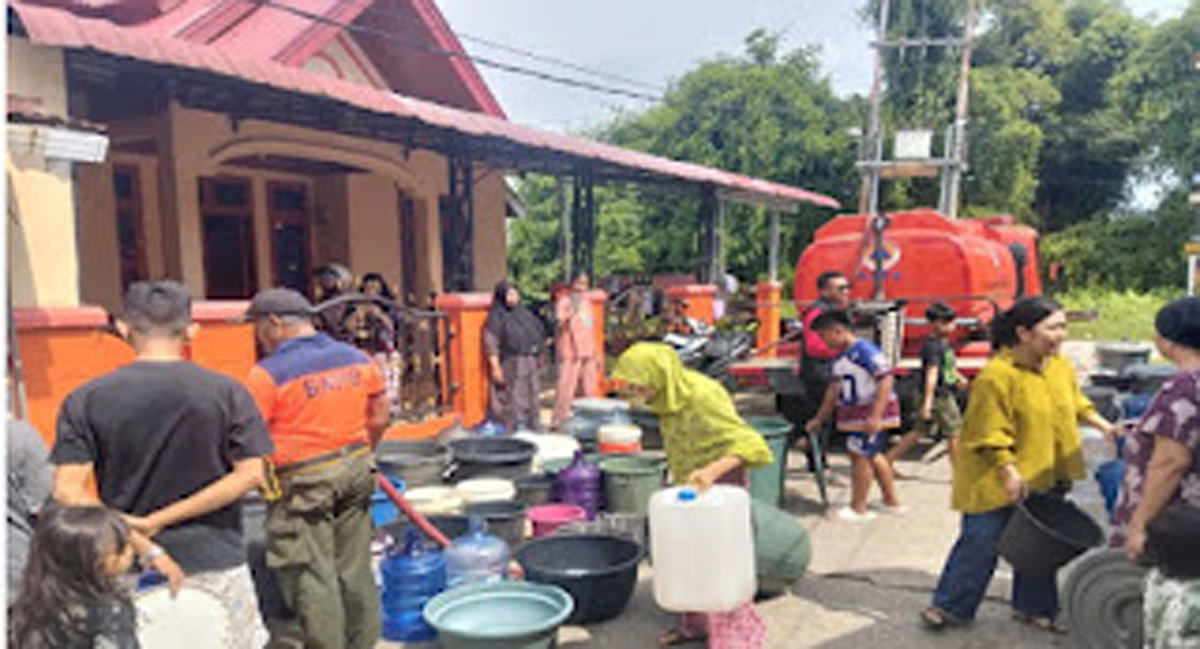 BPBD Padang menyalurkan air bersih kepada warga usai bencana banjir pada Minggu (11/10).