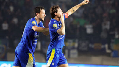 Persib Bandung vs Persik Kediri.