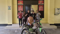 Tersangka saat diamankan polisi.