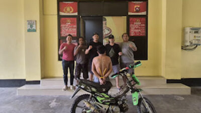 Tersangka saat diamankan polisi.