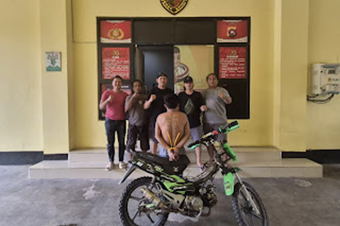 Tersangka saat diamankan polisi.
