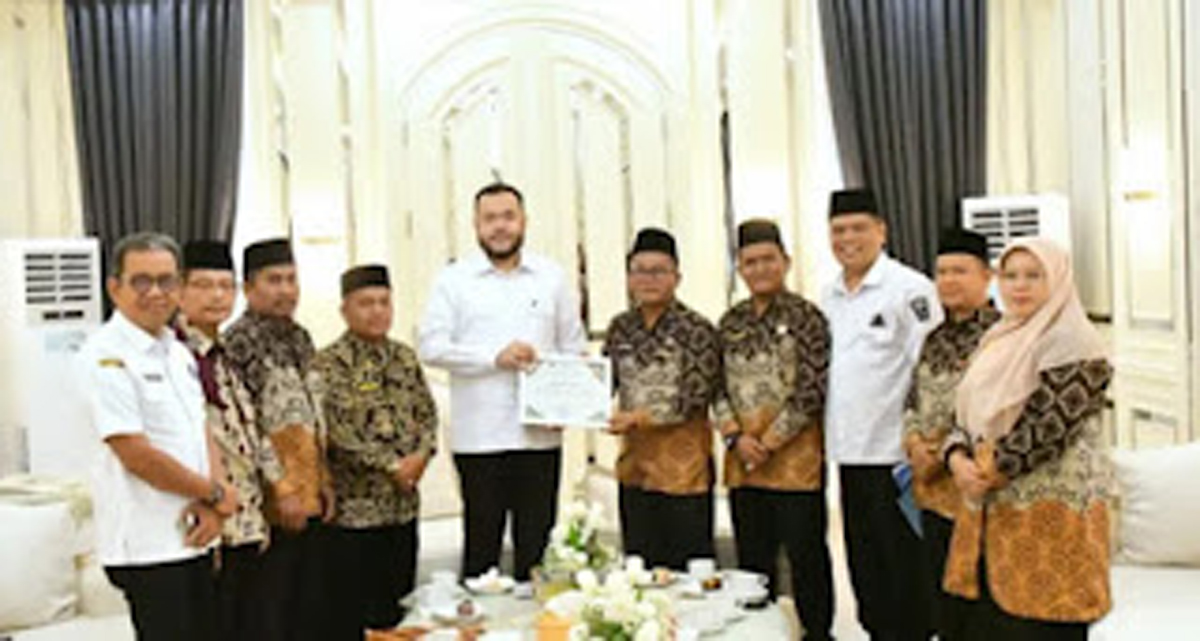 Wali Kota Padang Fadly Amran menerima penghargaan