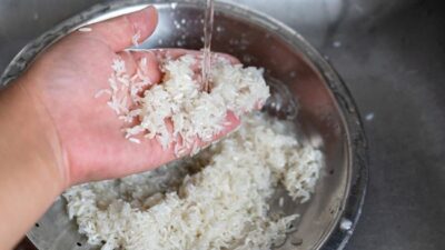 Agar kandungan gizinya tak ikut luntur, berikut cara mencuci beras fortifikasi yang tepat.