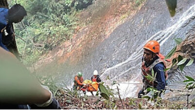 Korban Tergelincir di Air Terjun Robo Nagari Harau.