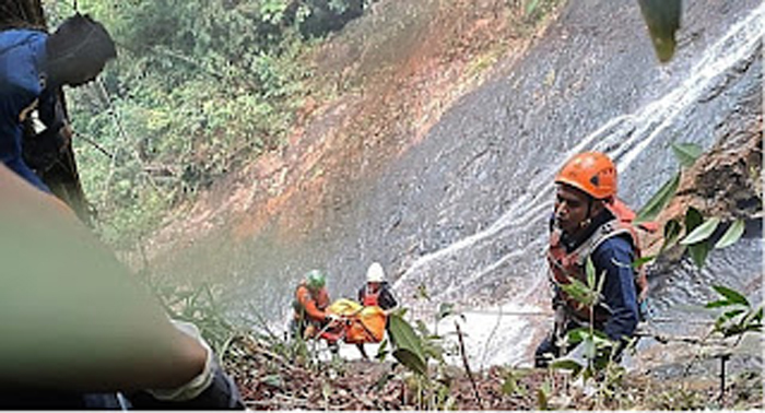 Korban Tergelincir di Air Terjun Robo Nagari Harau.