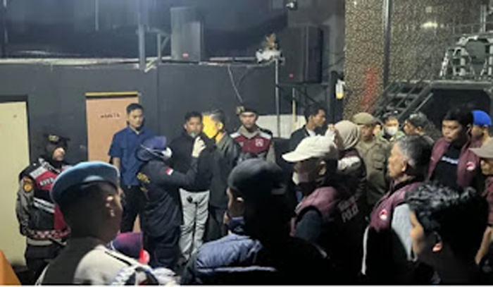 Polda Sumbar bersama lembaga terkait melakukan pemeriksaan tempat hiburan malam.