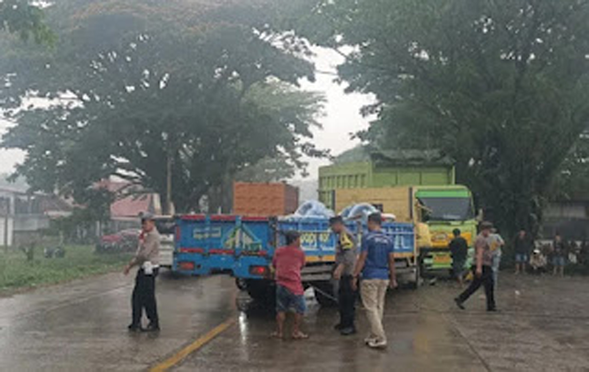 Kecelakaan melibatkan dua truk terjadi di Jalan Lintas Sumatera
