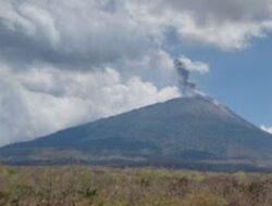 Gunung Ili Lewotolok Semburkan Abu 600 Meter