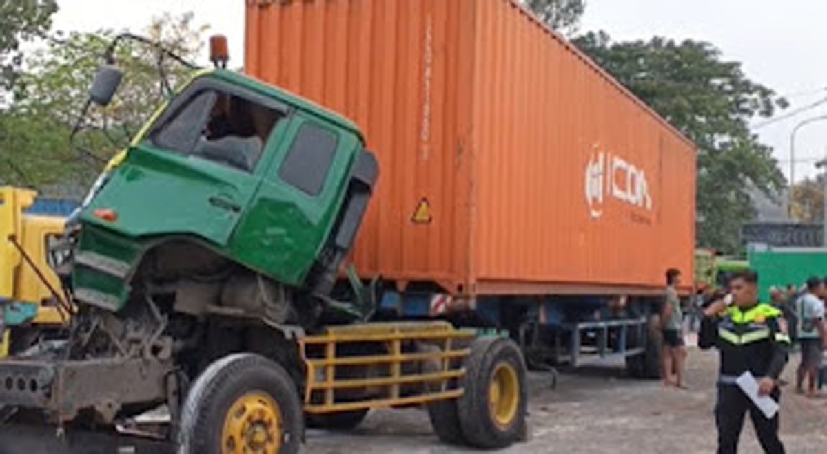 Kecelakaan beruntun truk trailer menabrak 13 kendaraan gegara rem blong