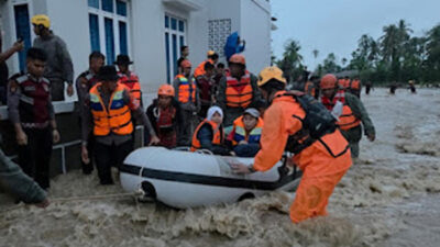 Hujan Deras Picu Banjir di Padang, 55 Warga Dievakuasi