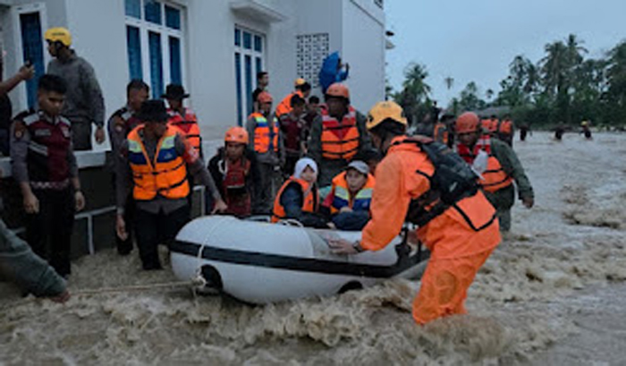 Tim SAR mengevakuasi warga terdampak banjir di Padang, Sumbar.