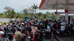 Warga Jembrana rela antre berjam-jam di SPBU demi mendapatkan BBM.