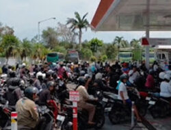 BBM Langka di Jembrana, Warga Rela Menginap di SPBU