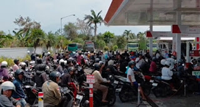 Warga Jembrana rela antre berjam-jam di SPBU demi mendapatkan BBM.