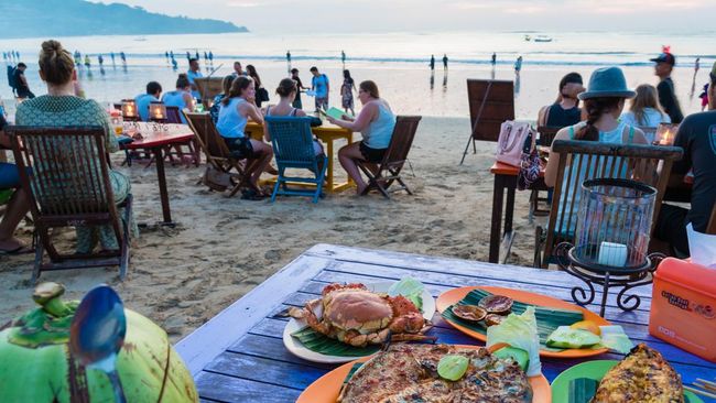 Ada beberapa tempat makan seafood di Ancol yang menarik untuk dikunjungi. Kamu bisa makan sambil menikmati pemandangan pantai.