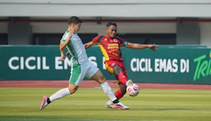 Pemain bertahan kapten Semen Padang FC, Safrudin Tahar berebut bola.