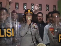 Kapolres Tegal Evakuasi Remaja yang Dikepung Massa