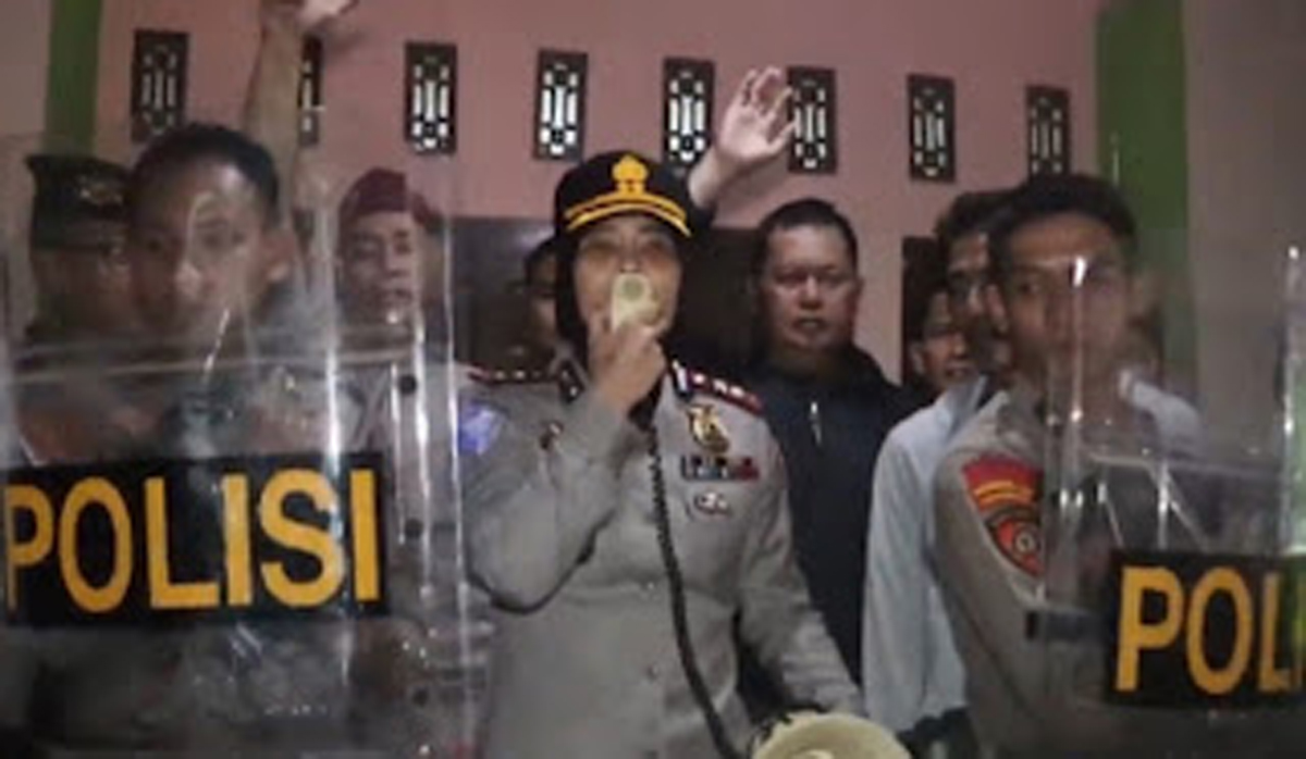 Kapolres Tegal AKBP Febriani Aer turun langsung meredam emosi warga