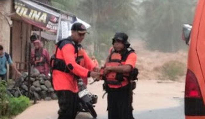 Personil BPBD melakukan evakuasi warga pemukiman di Lubuk Minturun.