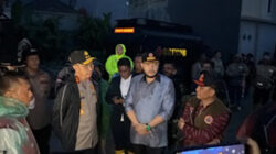Wali Kota Padang Fadly Amran meninjau proses evakuasi warga di lokasi banjir.