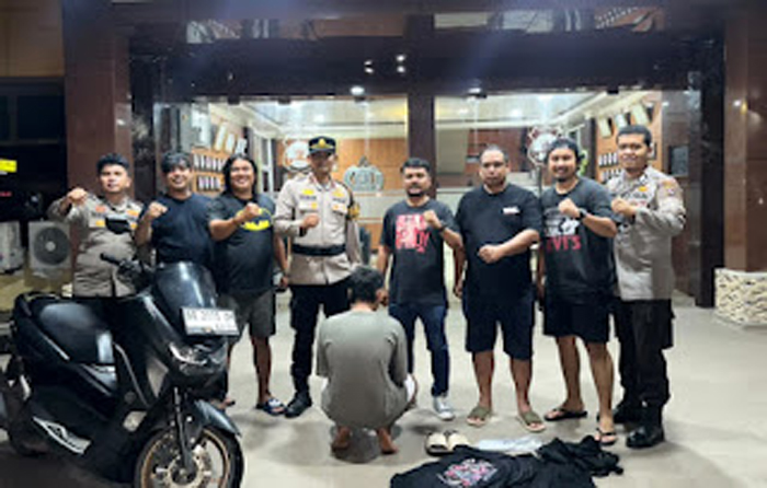 Tersangka saat diamankan di Polresta Padang.