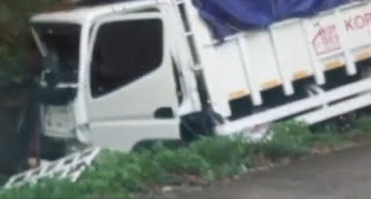Truk Colt Diesel Tabrak Dinding Bukit dan Masuk Bandar di Sitinjau Lauik