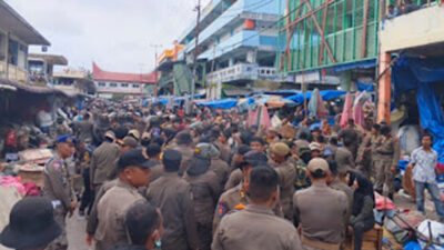 Penertiban PKL di kawasan Sandang Pangan Pasar Raya Padang