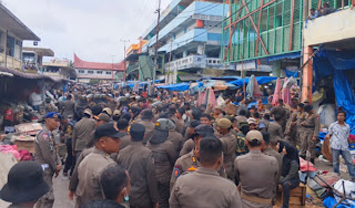 Penertiban PKL di kawasan Sandang Pangan Pasar Raya Padang