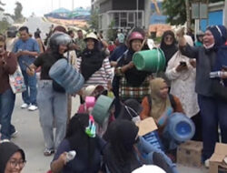 Tiga Bulan Krisis Air, Warga Sambau Geruduk NDP