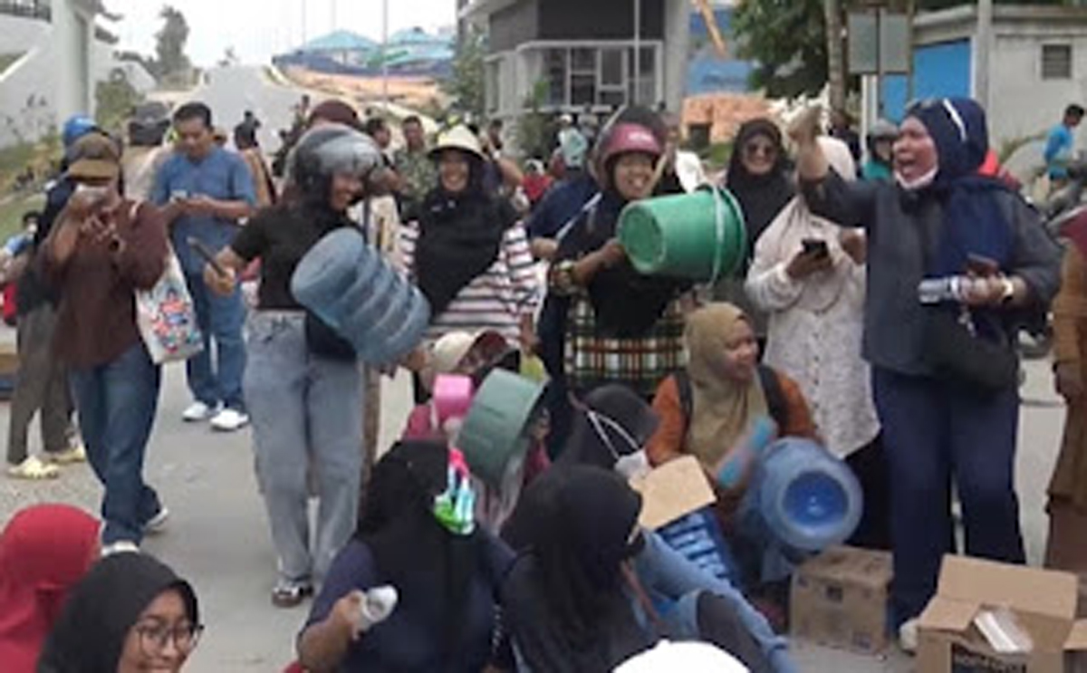 Ratusan emak-emak memblokade jalan di Kota Batam