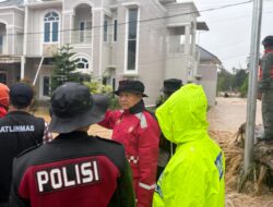Wakapolda Sumbar Turun Langsung,  Bersama SAR Brimob Pol Air Polresta, Bantu Evakuasi Warga Terjebak Banjir Kota Padang