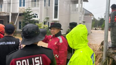 Wakapolda Sumbar Turun Langsung,  Bersama SAR Brimob Pol Air Polresta, Bantu Evakuasi Warga Terjebak Banjir Kota Padang
